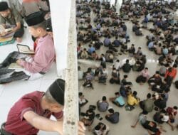 Santri AR Raudlatul Hasanah Jaga Tradisi Tadarus Membentuk Lingkaran di Bulan Suci Ramadan