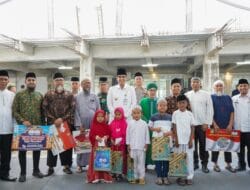 Rico Waas Buka Puasa Bersama Masyarakat dan Iman Salat Magrib di Masjid Muwahiddin Medan Selayang
