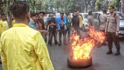 Demo dan Aksi Bakar Ban di DPRD Sumut, BEM Nusantara Minta Erick Thohir Dipecat
