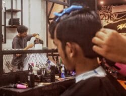 Jelang Lebaran, Tukang Pangkas Rambut di Medan ‘Kebanjiran’ Pelanggan