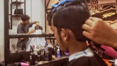 Jelang Lebaran, Tukang Pangkas Rambut di Medan ‘Kebanjiran’ Pelanggan