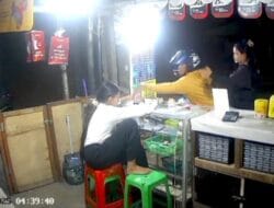 Terekam CCTV, Sepasang Kekasih Menjambret HP dari Kios Pulsa di Jalan Karya