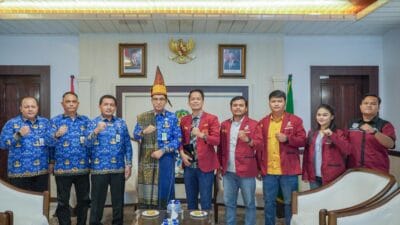 Dipakaikan HIMAPSI Busana Adat Simalungun, Rico Waas: Banggalah Jadi Orang Simalungun Dimana pun Berada