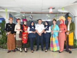 KAI Sumut Rayakan Hari Kartini dengan Berbagi Suvenir di Stasiun Medan