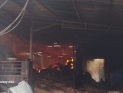 Kebakaran Hebat Hanguskan Pabrik Pengolahan Batok Kelapa di Tanjung Morawa
