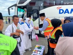 Bupati Mirwan Antar Jemaah Haji Sampai ke Bandara SIM