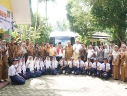 Tingkatkan Akses Pendidikan, Syah Afandin Serahkan Bus Sekolah Gratis