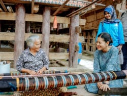 Kunjungi Galeri Ulos Hutaraja, Kahiyang Ayu Terkesima Bagaimana Cara Pembuatan Ulos