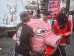 Aksi May Day 2025, Akbar Sumut Bawa Kepala Babi Sebagai Simbol