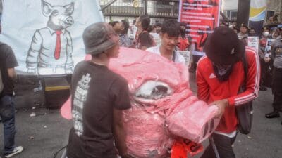 Aksi May Day 2025, Akbar Sumut Bawa Kepala Babi Sebagai Simbol