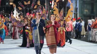 Kenakan Pakaian Adat Toba, Rico Waas dan Ketua TP PKK Ikuti Karnaval Budaya APEKSI Surabaya