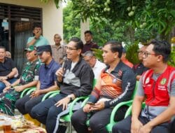 Usai Pimpin Gotong Royong, Rico Waas Serap Aspirasi Warga di Pinggir Sungai Sei Putih