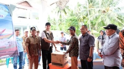 Mirwan Realisasikan Program 100 Hari Kerja, Serahkan Bantuan Perahu Motor bagi Nelayan