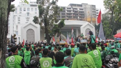 Ribuan Driver Ojol Geruduk Kantor Gubernur Sumut