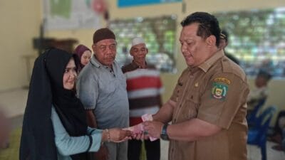 Kades Padang Brahrang Serahkan BLT ke Warga