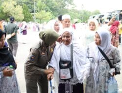 Sekdakab Madina Sambut Kedatangan Jemaah Haji Kloter 10
