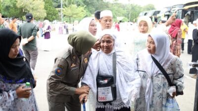 Sekdakab Madina Sambut Kedatangan Jemaah Haji Kloter 10