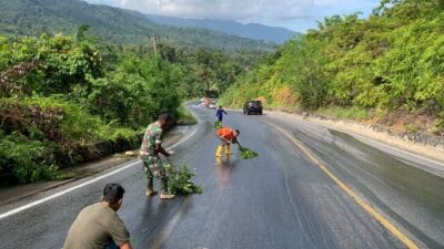 Personel Koramil 09/Trumon Tengah, Kodim 0107/Aceh Selatan Bersihkan Tumpahan  CPO