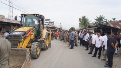 Pedagang di Luar Pasar Tradisional Tanjung Pura Ditertibkan