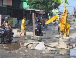 8 Tahun Jalan Sunggal Kanan Tidak Diperbaiki, Warga Protes Tanam Pohon Pisang