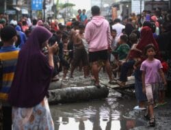 Aksi Protes Unik Warga Sunggal Kanan, Pancing Lele di Jalan Rusak dan Berlubang
