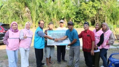 PLN Indonesia Power Pangkalan Susu Bantu Pembangunan Jalan Pemakaman