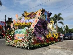 Dimeriahkan Karnaval Mobil Hias, Festival Bunga dan Buah Karo 2025 Resmi Dibuka