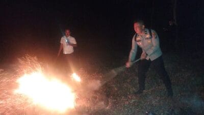 Bhabinkamtibmas Polsek Barumun Tengah Padamkan Titik Api Kebakaran Lahan
