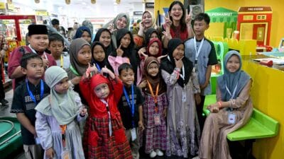 Kahiyang Ayu Ajak Anak Yatim Berbelanja Baju dan Sepatu Baru