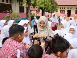 Tandatangan Bunda PAUD Nafisah Mirwan Diserbu Murid SDN 3 Samadua