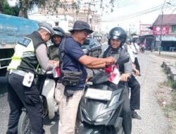Polsek Kualuh Hulu Labura Bagi Bendera Meriahkan HUT ke 80 RI