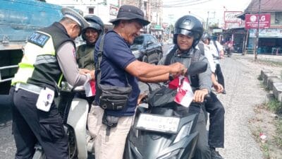 Polsek Kualuh Hulu Labura Bagi Bendera Meriahkan HUT ke 80 RI