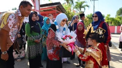 Bunda Paud Madina Kunjungi TK Satu Atap 062 Mompang