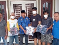Ricky Anthony Bagikan Seragam Sepak Bola di Dua Kecamatan