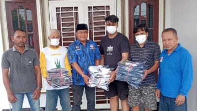 Ricky Anthony Bagikan Seragam Sepak Bola di Dua Kecamatan