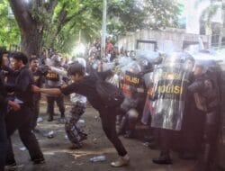 Aksi Menggugat DPR di Gedung DPRD Sumut Ricuh