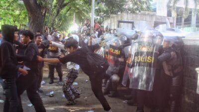 Aksi Menggugat DPR di Gedung DPRD Sumut Ricuh