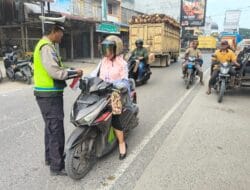 Sambut HUT ke-80 Kemerdekaan RI, Satlantas Polres Labuhanbatu Bagi Bendera