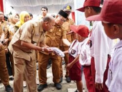 Syah Afandin Beri Seragam ke Siswa Kurang Mampu di Daerah Pesisir