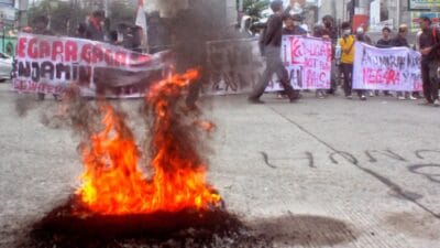 Massa AKBAR Lakukan Aksi Bakar Ban dengan Tujuh Tuntutan