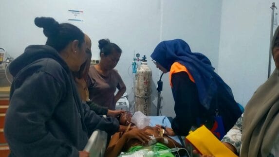 Kera Liar Kembali Beraksi di Brandan, Tukang Stiker dan Balita Diterkam Nyaris Tewas