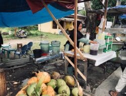 Omset Penjual Es Kelapa Muda Merosot di Musim Hujan