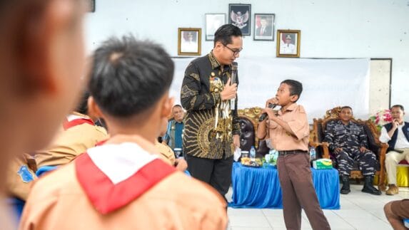 Rico Waas Ajak Siswa Raih Cita-Cita dan Jauhi Narkoba