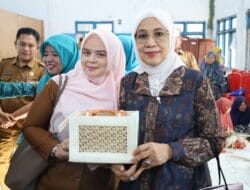Ketua Dekranasda Madina Tinjau Pelatihan Anyaman Pandan di Kantor Camat Bukit Malintang