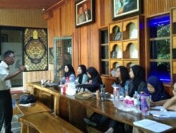 Antonius Samosir Tekankan Pentingnya Teknik Menyunting Berita kepada Mahasiswi Unimed