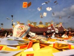 Hungry Ghost Festival Bantuan Makanan, Replika Uang dan Rumah yang Dibakar ke Para Arwah