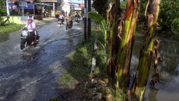 Tumpukan Sampah di Drainase Sebabkan Pasar III Datuk Kabu Terendam Banjir