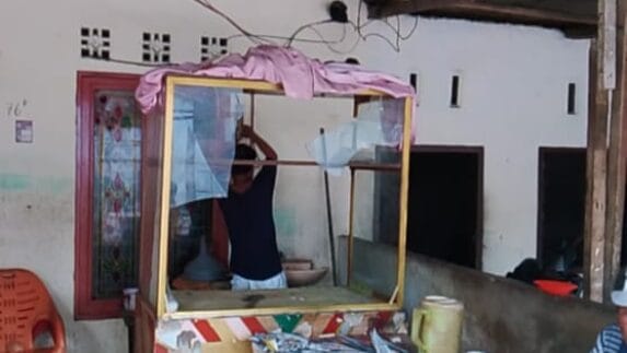 Pascabentrok 2 Kubu Ormas, Sisa Lemparan Batu Masih Terlihat di Atap Rumah Warga