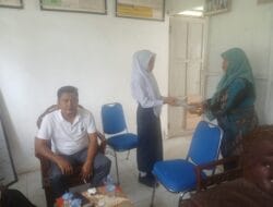 Pemerintah Serahkan Seragam, Dayah dan Rizki Kembali ke Sekolah