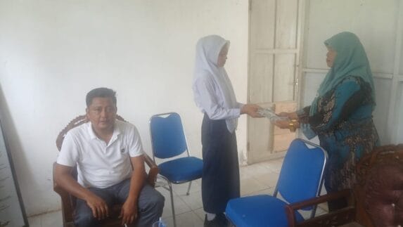 Pemerintah Serahkan Seragam, Dayah dan Rizki Kembali ke Sekolah